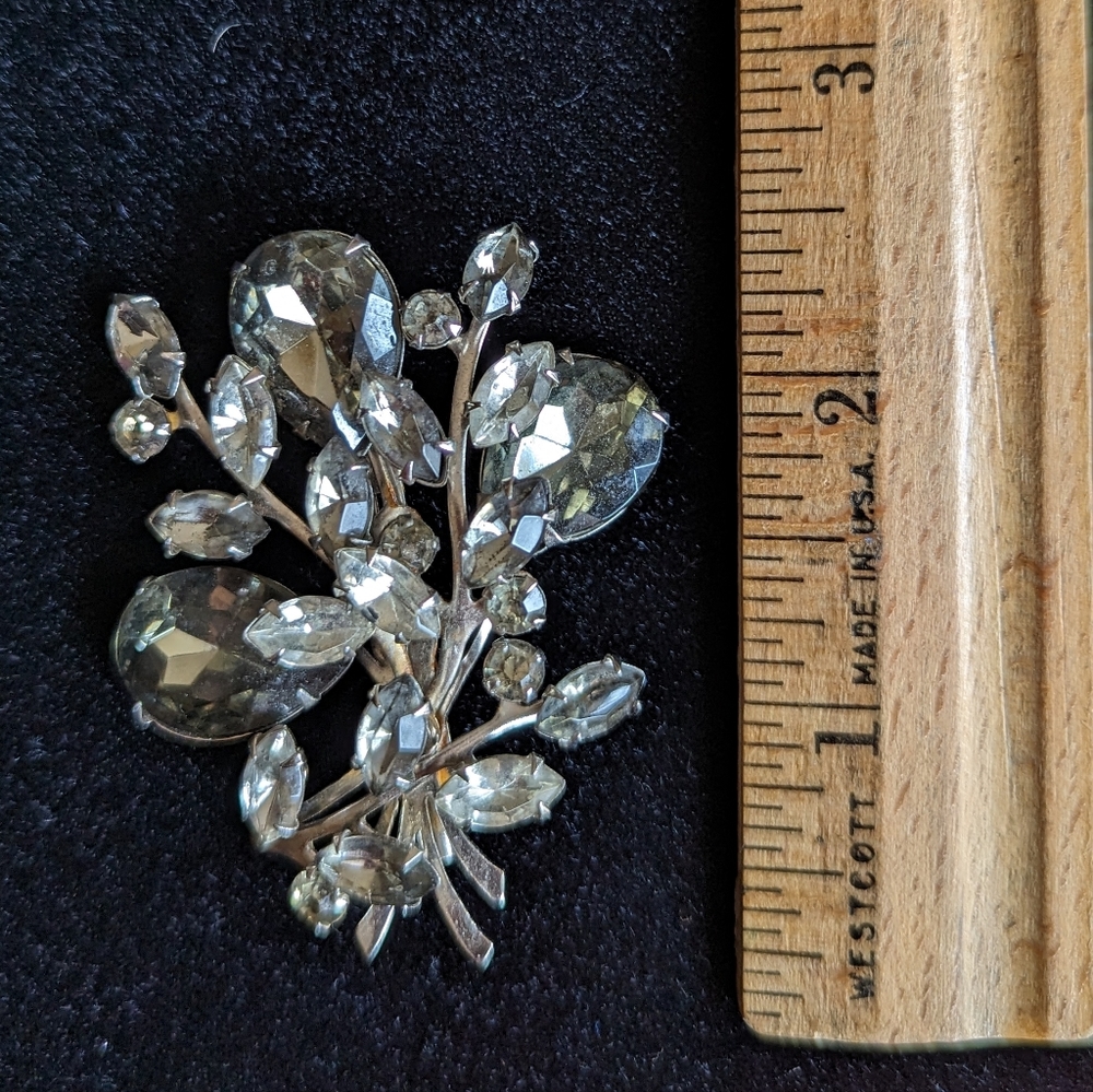 Vintage Brooch, Clear and Smokey Stones in a Silver Toned Flora/Fauna Design - Picture 4 of 6